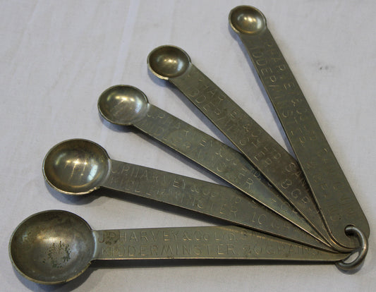 Antique JP Harvey &amp; Co, Kidderminster veterinary Santonin grain measuring spoon set